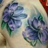 due larghe fiori gelsomino viola tatuaggio su spalla