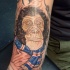 Tatuaje en el brazo,
chimpancé  en bufanda azul