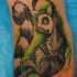 Tatuaje en el pie,
lémur  hermoso en auriculares