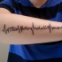 Tatuaje en el antebrazo,
inscripción en estilo de cardiograma