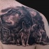 Tatuaggio attraente sulla spalla la famiglia dei lupi