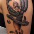 Tatuaje en el brazo,
bailarina delgada con alas