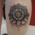 Tatuaje  de mandala con fases de la luna en la pierna