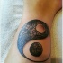 Tatuaje en la pierna, yin yang estilizado