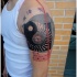 Tatuaje en el brazo, yin yang y detalles diferentes
