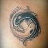 Tatuaje en el hombro, yin yang peces blanco y negro