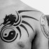 Tatuaje en el hombro, yin yang, cabeza de dragón, estilizado