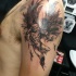 Tatuaggio stilizzato sul deltoide l'angelo che vola