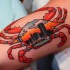 Tatuaje en el brazo, cangrejo surrealista con ciudad