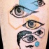 Tatuaje en el brazo,
diseño surrealista de ojos diferentes