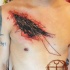 Tatuaje en el pecho, cuervo, fondo rojo
