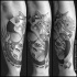 Tatuaje en el antebrazo, humano con animal y sol, dibujo negro blanco surrealista