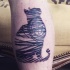 Tatuagem de tinta preta estilo abstrato de silhueta em forma de gato