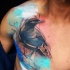 Abstrakter Stil farbiges Brust Tattoo mit großer Krähe