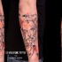 Abstrakter Stil farbiges Unterarm Tattoo mit Gesicht der Frau und geometrischen Figuren