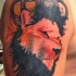 Tatuaje de hombro de estilo abstracto de retrato de león con gran corona