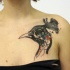 Abstrakter Stil buntes Brust Tattoo mit Pfauenkopf