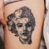 Tatuaje en el muslo,  retrato negro blanco de Merlin Monroe, estilo abstracto