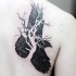 Tatuaje en el hombro, cuervo negro con árbol único blanco
