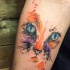 Tatuaje colorido en el antebrazo,  cara abstracta de gato