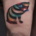 Tatuaje en el muslo,  gato abstracto de líneas de varios colores
