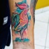 Tatuaje en la muñeca, gallo abigarrado en estilo abstracto