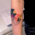 astratto stile semplice colorato geometrico tatuaggio su braccio