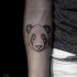 Tatuaje en el antebrazo,
cara de panda simple no pintada