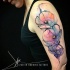 Tatuaje en el brazo, flores hermosas de acuarelas, estilo astracto