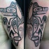 Tatuaje en el brazo, animal extraño tribal negro