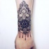 Preciso blackwork estilo tatuagem de pulso de ornamento floral