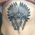 Tatuaje en el vientre,  cráneo estupendo de animal en sombrero de plumas