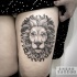 Tatuaje preciso del estilo del punto del muslo del retrato impresionante del león