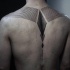 Akkurater Linienwerk Stil schwarzes Verzierungen Tattoo am Rücken
