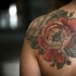 Akkurat aussehendes stilvolles Schulter Tattoo mit wunderschönen Blumen