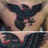 accurato dipinto grande colorato aquila tatuaggio su petto