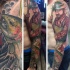 accurato dipinto colorato grande pesce con pescatore tatuaggio manicotto
