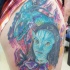 Tatuaje colorido en el muslo,  héroes de Avatar  maravillosos