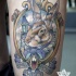 Tatuaje en el muslo,  retrato de conejo de color y escrito