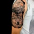 accurato dipinto colorato molto dettagliato testa aquila e lupo tatuaggio su spalla