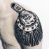 Tatuaje en el hombro, escapulario elegante decorado con cráneo negro blanco