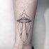 Tatuaje en la pierna, nave extraterrestre pequeño simple con figura geométrica