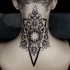 accurato dipinto inchiostro nero fiore in triangolo tatuaggio sulla nuca