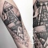 Tatuaje en el antebrazo, torre viejo negro blanco