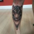 Tatouage de jambe de tigre avec partie triangulaire