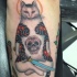 Tatuagem de braço colorido pintado com precisão de gato Manmon com crânio humano