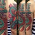 Tatuaje en el brazo,
dragón impresionante de colores verde rojo