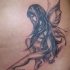 Tatuaje en las costillas, hada gris cerca del agua