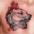 Tatuaje en el pecho, perro agresivo rasga la piel