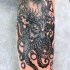 Tatuaje en el brazo, pulpo gris extraordinario divertido